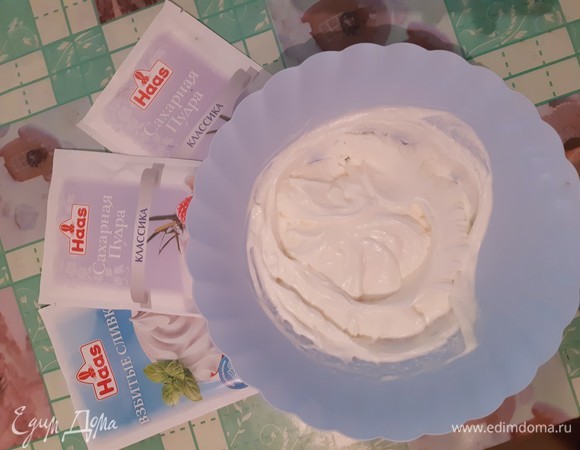 Взбить сливки с молоком, я добавила еще немного сахарной пудры Haas.