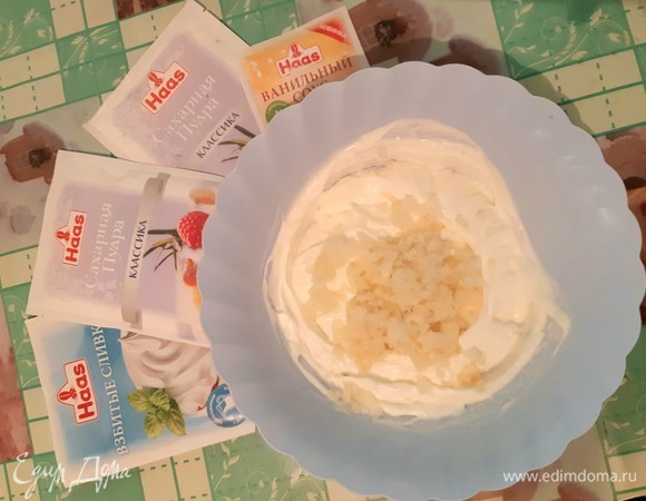 Грушу нарезать и пробить блендером. Смешать подготовленные сливки с пюре груши. Добавить по вкусу сахарную пудру Haas.