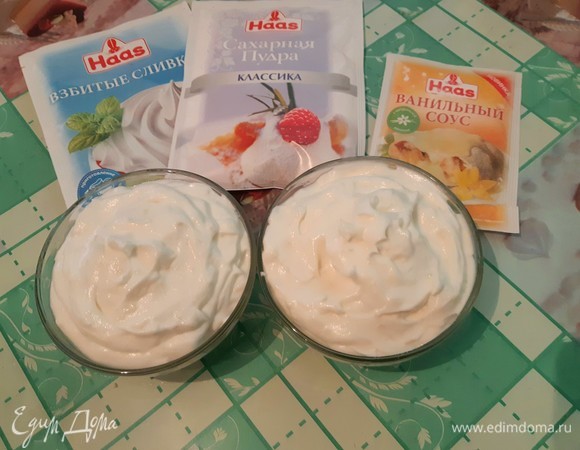 Перекладываем смесь в креманки и отправляем в морозилку охлаждаться.