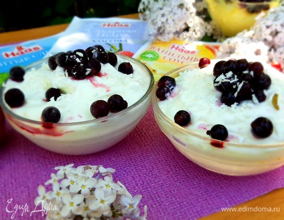 Когда мороженое будет готово, украшаем смородиной и кокосовой стружкой. Приятного аппетита.