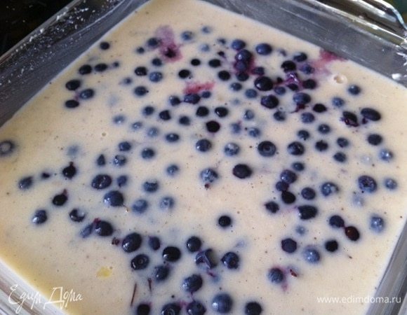 Добавить полстакана свежей или замороженной голубики. Кстати, подойдет и такая лесная ягода, как черника. Выложить бисквитное тесто с голубикой на смазанный растительным маслом противень. Запечь в духовке при 180°C 40 минут.