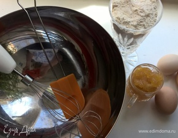 Взбить 4 яйца с 4 столовыми ложками меда. Добавить маленькую баночку нежирной 10–15% сметаны. Затем аккуратно порциями вмешать стакан просеянной муки.