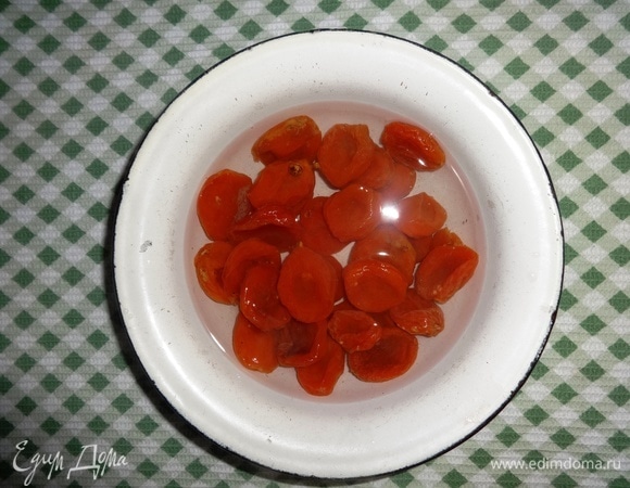 Курагу тщательно промыть под проточной водой. Залить кипятком на 10 минут. Затем воду слить, курагу промокнуть бумажным полотенцем.