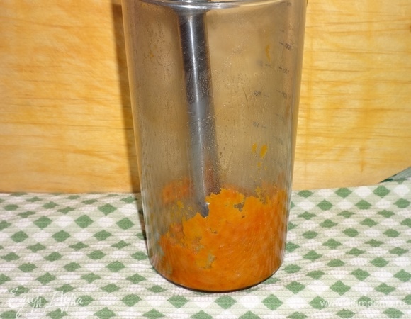 Курагу измельчить в блендере в пюре.