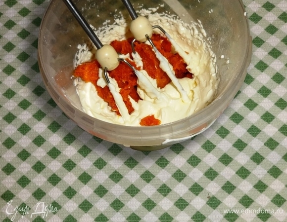 Соединить взбитую сметану с пюре из кураги и еще раз взбить.