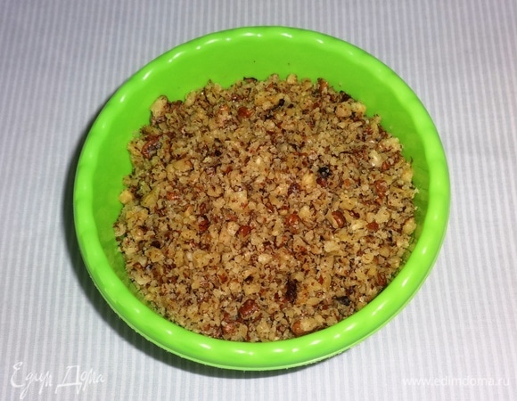 Грецкие орехи измельчить в крошку.