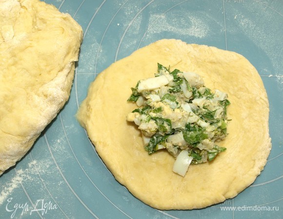 Тесто можно раскатать и вырезать круглой формочкой заготовки для пирожков. Я отрывала нужный кусочек теста и раскатывала. Кладем в центр круга начинку.