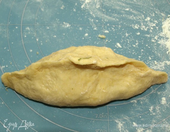 Защипываем тесто. Подгибаем края. Формируем пирожок.