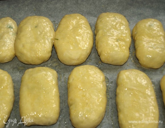 Выкладываем пирожки на противень. Даем постоять 10 минут под полотенцем. Смазываем пирожки яйцом и отправляем в заранее разогретую до 180°C духовку на 20–25 минут (ориентироваться на свою духовку).