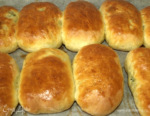 Достаем готовые пирожки. Даем им постоять 5–10 минут.