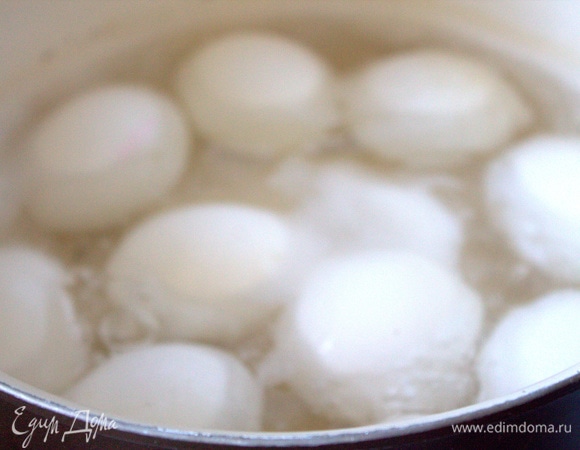 Яйца отварить на умеренном огне 8–10 минут.