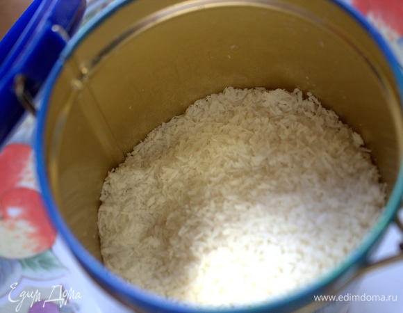 Для оформления берем кокосовую стружку, можно цветную найти, тоже отлично.