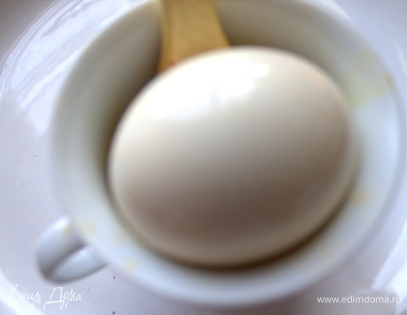 Обмакнуть вареное яйцо в белковую смесь.