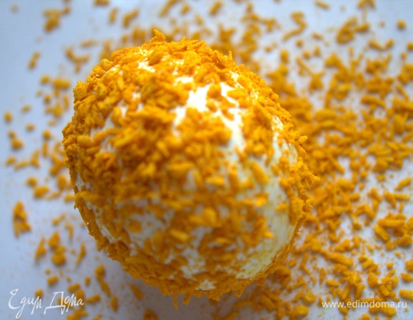 И сразу обсыпать кокосом.