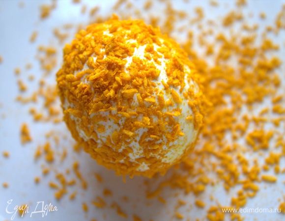 Поворачиваем яйцо со всех сторон для равномерного украшения.