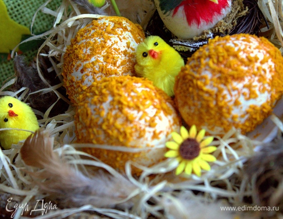 Сооружаем что-то вроде гнезда из сена и переносим туда подсохшие яйца.