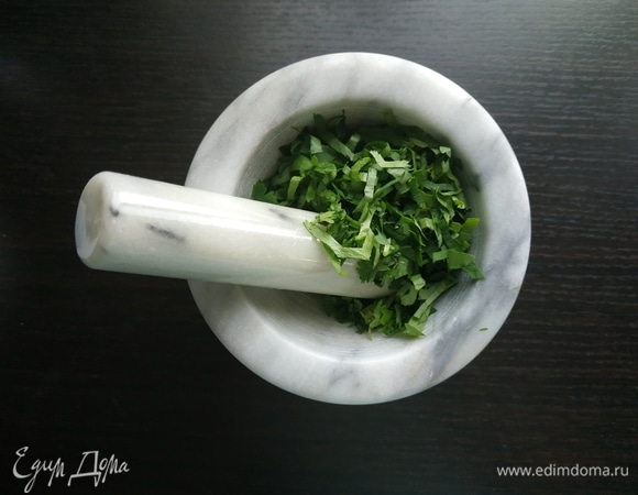 В ступку положить нарезанные травы.