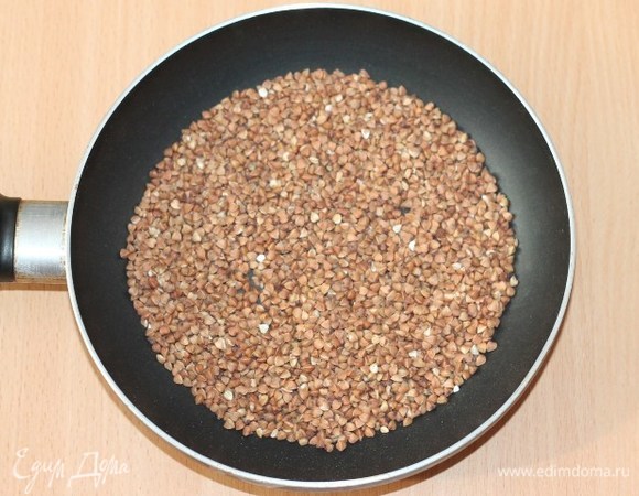 Приготовим начинку для картофеля. Гречневую крупу перебрать, промыть и отварить по инструкции.