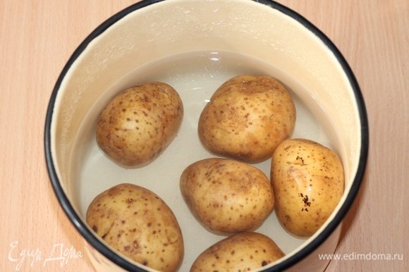 Крупный картофель (желательно одинакового размера) отварить до полуготовности.