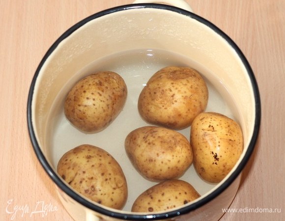 Крупный картофель (желательно одинакового размера) отварить до полуготовности.