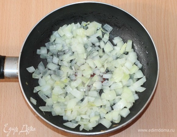Чеснок очистить, крупно нарезать и обжарить на растительном масле. Затем чеснок удалить, масло оставить. На чесно чном масле поджарить лук до прозрачности.