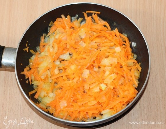 К луку добавить тертую на крупной терке морковь и пассеровать.