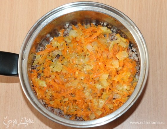 Приготовленную пассеровку смешать с гречневой кашей.