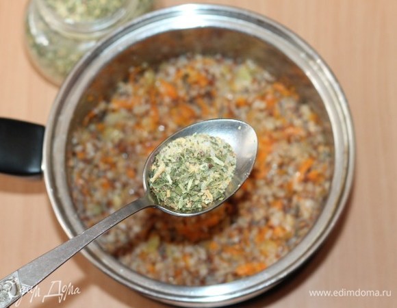 Добавить приправу, соль и перец, перемешать.