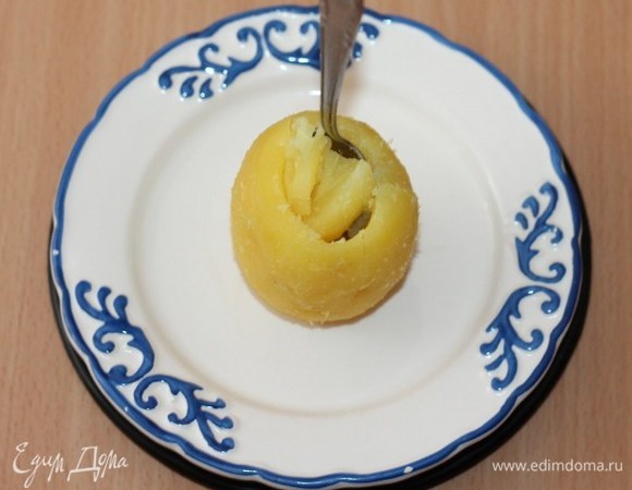 Картофель очистить от шкурки и вырезать середину.