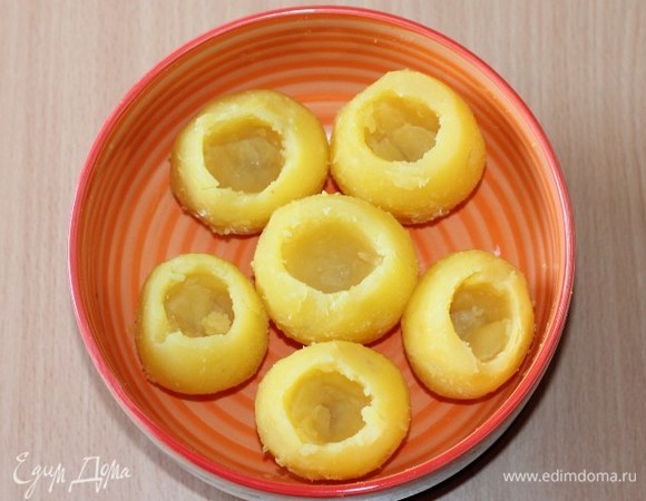 Заполнить картофель гречневым фаршем.