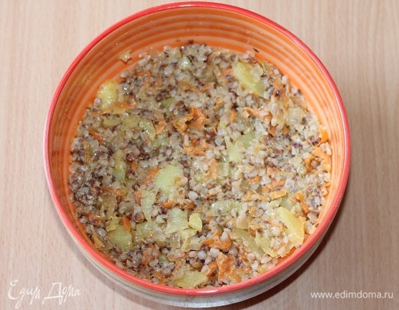 Оставшийся гречневый фарш смешайте с вырезанной серединкой картофеля и выложите в форму.