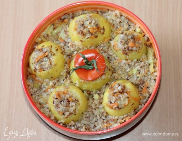 На фарш кладем заполненные картофелины. 1–2 дольки прессованного чеснока смешать с растительным маслом (2–3 ст. л.). Чесночным маслом полейте картофелины. Формочку с картофелем поставьте в разогретую до 200°C духовку и запекайте 20–30 минут.