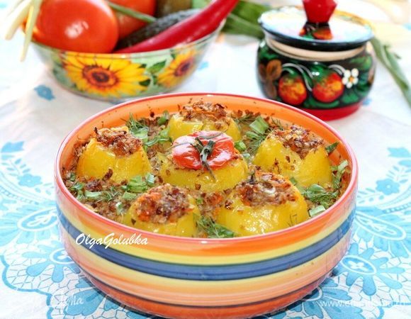 Приготовленный картофель посыпаем порубленной зеленью и подаем к столу. К этому блюду можно подать овощной салат.