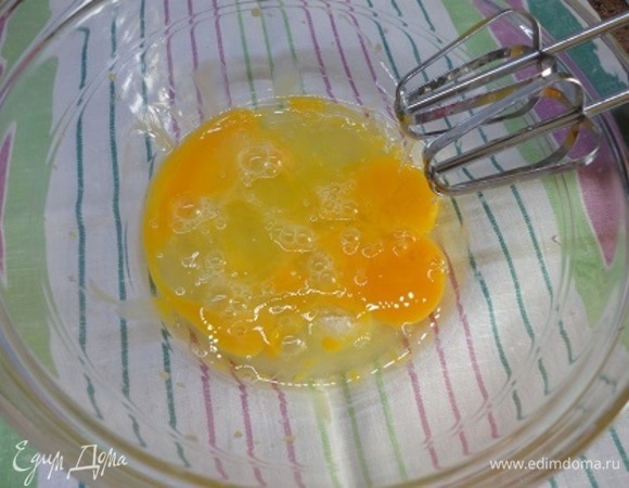 Подготовьте форму: застелите хорошо промасленной пекарской бумагой. Духовку сразу включайте для разогрева на 180°C. Желатин заливаем холодной кипяченой водой для набухания. Я использовала 10 г рассыпного желатина. Для бисквита 3 крупных яйца взбить с 4 ст. л. сахара (это примерно 1/2 стакана).