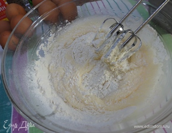 Муку смешать с разрыхлителем, просеять, добавить к взбитым яйцам и хорошо перемешать миксером.