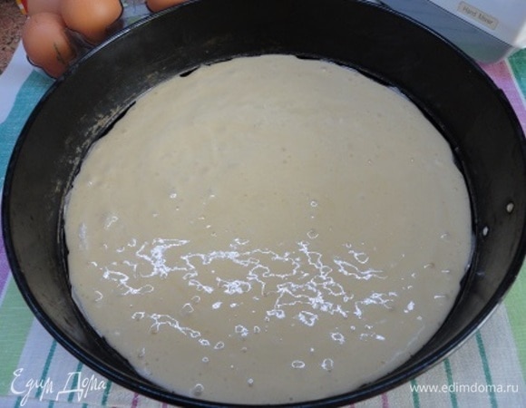 Выливаем тесто в форму, распределяем силиконовой лопаткой и запекаем 10–12 минут. Следите за своей духовкой. Готовый бисквит оставьте остывать в форме. Затем снимите с бумаги и опять поместите в ту же форму.