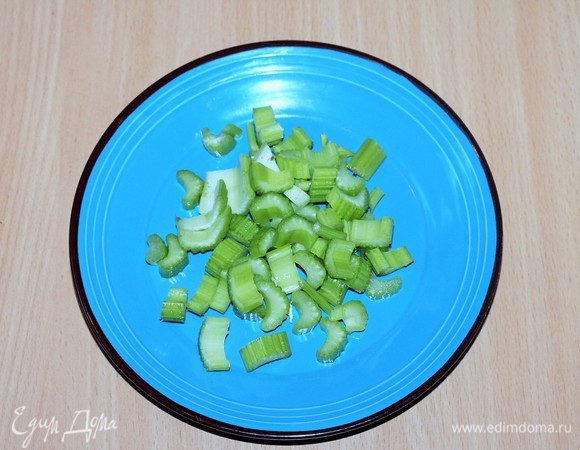 Сельдерей вымыть, обсушить бумажным полотенцем, срезать со стебля загрубевшие места и нарезать небольшими кусочками.
