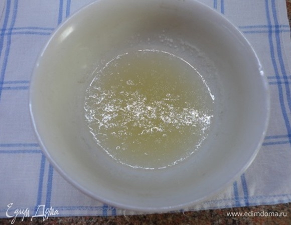 Набухший желатин распустите на водяной бане, но не кипятите. Взбейте сливки с сахарной пудрой, ванильным сахаром и соедините с распущенным, остывшим желатином.