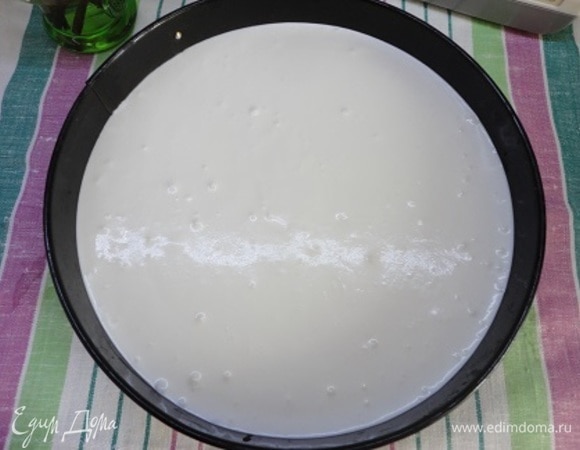 Перемешайте и вылейте на бисквит. Выдержите в холодильнике до застывания суфле. У меня на это ушло около часа.