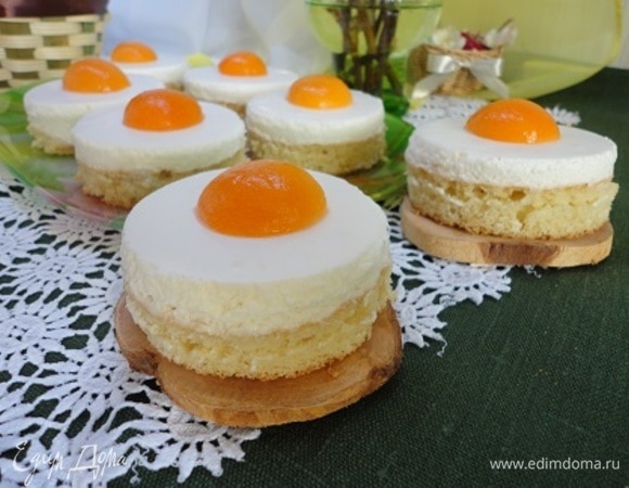 Теперь можно вырезать металлическим кольцом (мне муж сделал его из банки из-под горошка), на верх выкладываем половинку абрикоса.