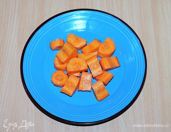 Морковь вымыть, очистить и нарезать кусочками. Выжать сок из моркови и сельдерея. У меня нет соковыжималки, поэтому я измельчила овощи блендером, а потом выжала сок.