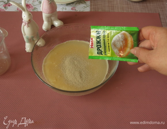 Разводим дрожжи Haas в кефире (кислом молоке).