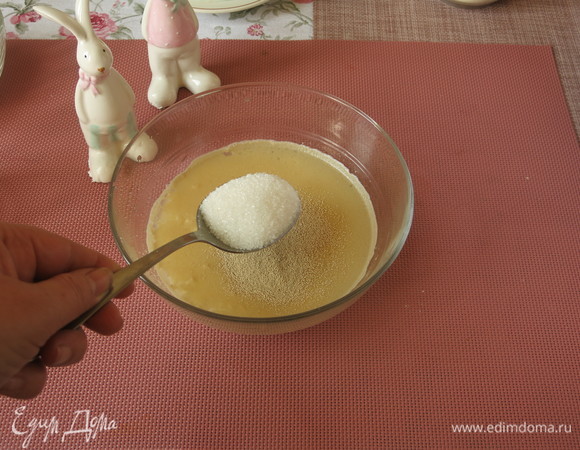 Насыпаем пару ложек сахара.