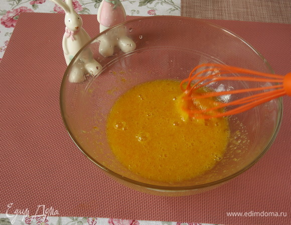 Смешиваем яйца и сахар.