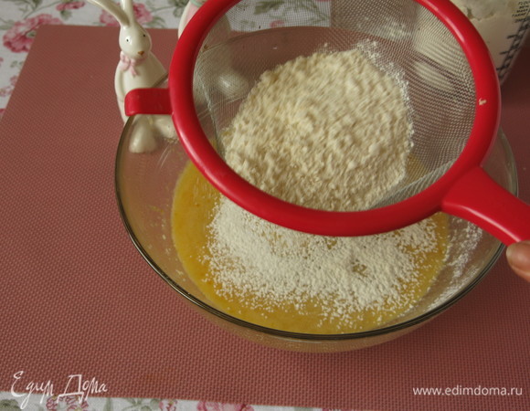 Всыпаем муку.