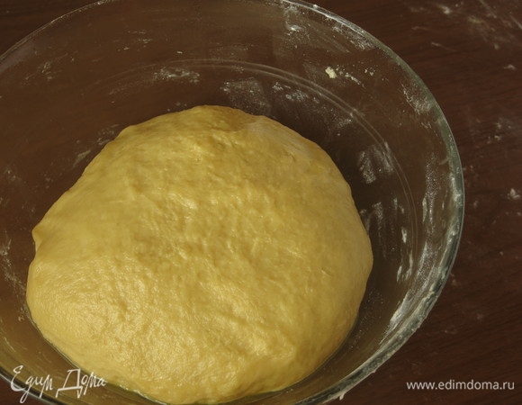 Кладем тесто в миску, смазанную маслом.