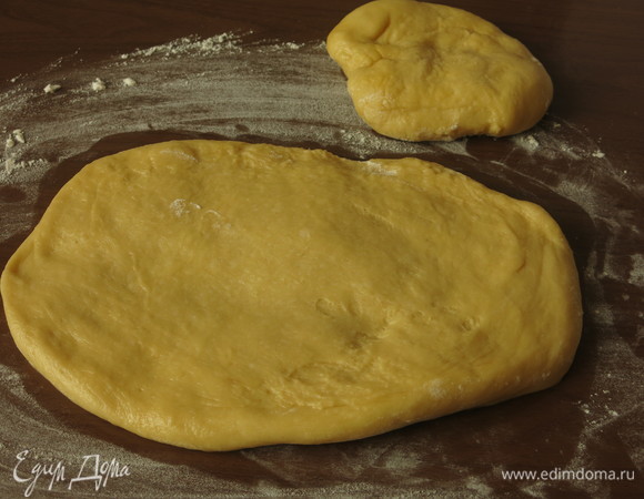 Берем половину теста, от нее отделяем 1/4–1/3 часть.