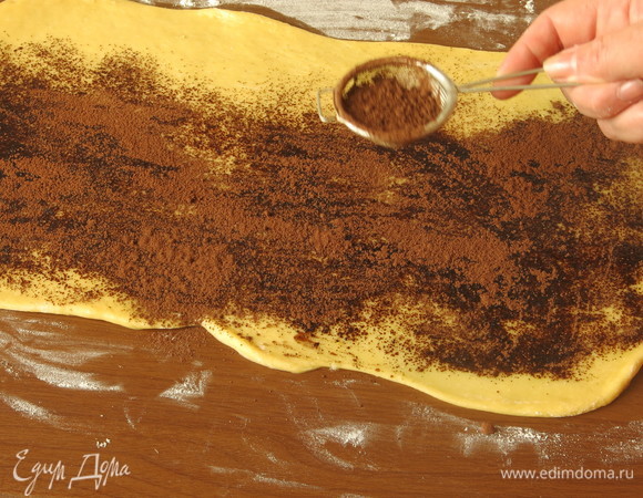 Посыпаем, отступив от края 1 см, смесью какао и корицы.