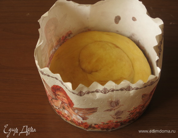 Вкладываем в промасленную форму. Улитка должна полностью заполнить дно, если она меньше, то придавите ее.