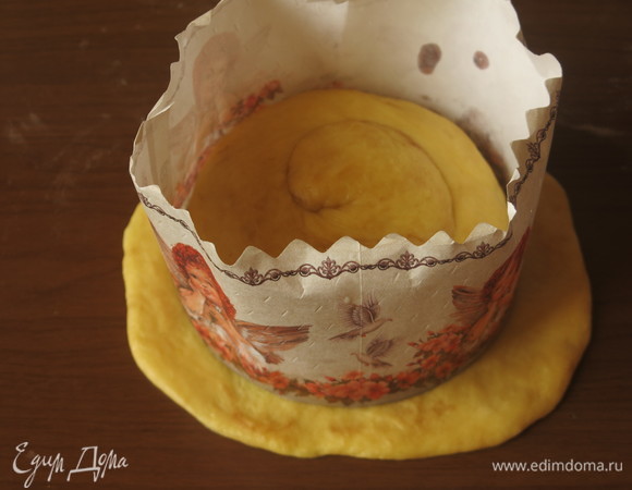 Раскатываем тесто чуть больше диаметра формы.